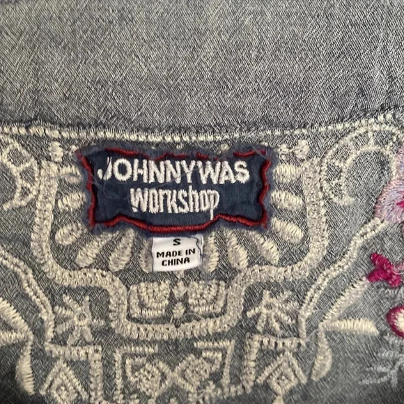 Johnny Was sz S chambray blouse floral embroidery 3/4 sleeve good pre owned cond - Picture 2 of 5
